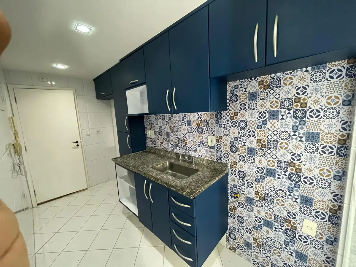 DEPOIS — Cozinha transformada: de branco desgastado para Kroma Azul Petróleo com acabamento de fábrica.